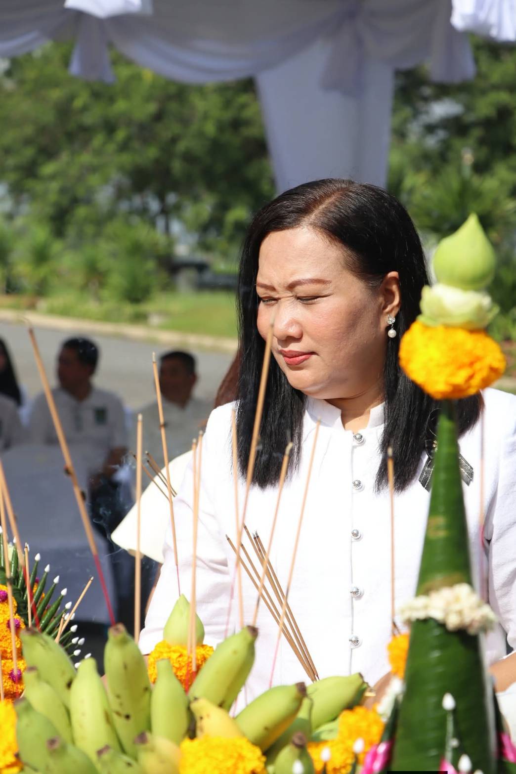 title - ศพส. ร่วมพิธีบวงสรวงซุ้มถวายดอกไม้จันทน์ จังหวัดพระนครศรีอยุธยา น้อมรำลึกในพระมหากรุณาธิคุณ สมเด็จพระบรมราชชนนีพันปีหลวง ณ บริเวณด้านหน้าอาคารศาลาพระมิ่งขวัญ ศูนย์ส่งเสริมและพัฒนาอาชีพเสริมนอกภาคการเกษตร (ศูนย์ศิลปาชีพ บางไทรฯ (เดิม))